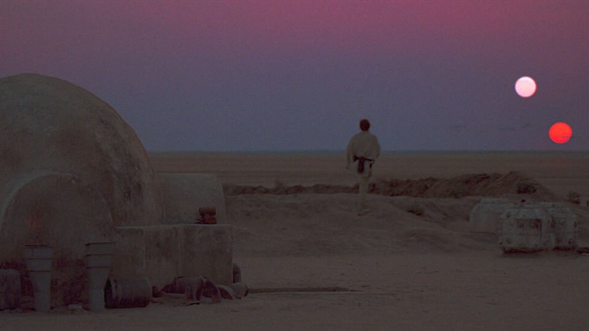 Luke Skywalker osserva i due soli di Tatooine