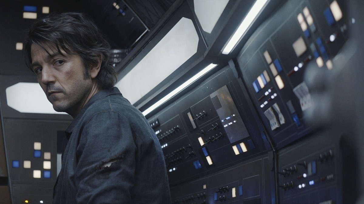 Cassian Andor a bordo della nave di Luthen Rael