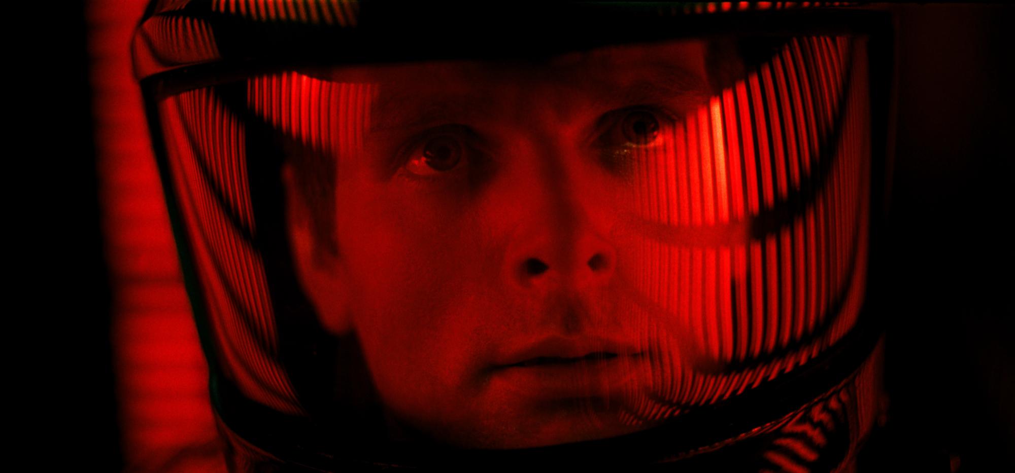 Keir Dullea in 2001: Odissea nello spazio, illuminato di rosso