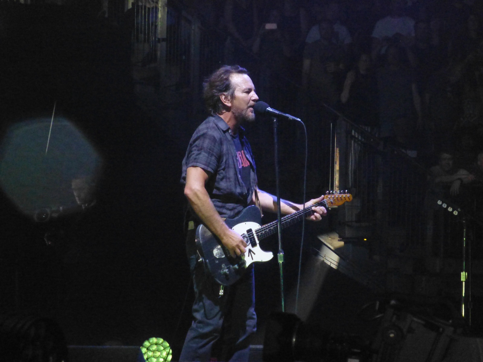 Eddie Vedder canta e suona la chitarra alla O2 Arena di Londra, giugno 2018