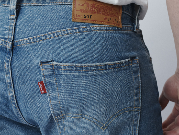 Il retro del 501: patch, cuciture e Red Tab.