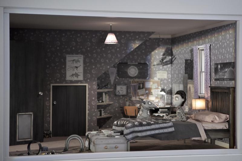 Set in miniatura della camera di Victor con Victor e Sparky, alla mostra The Art of Frankenweenie