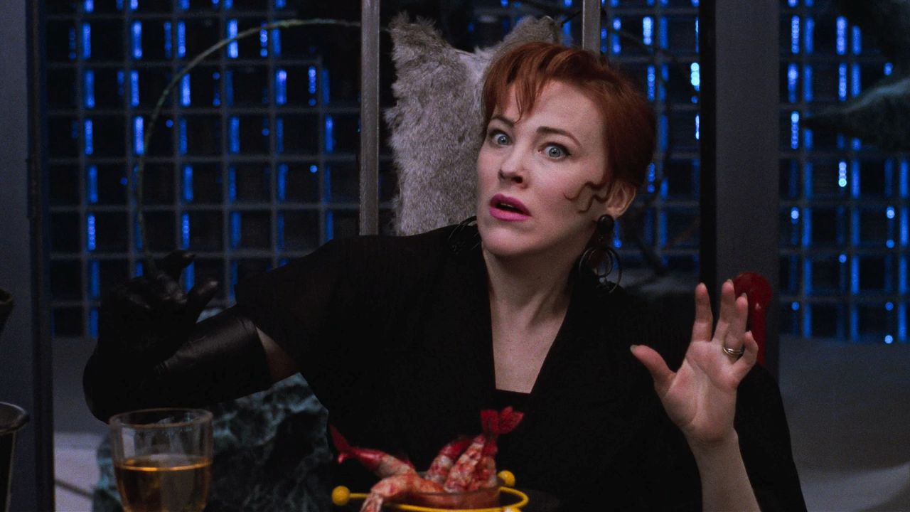 Catherine O’Hara in Beetlejuice (1988): il grottesco invade la quotidianità. © Warner Bros. Fonte: IFC Center.