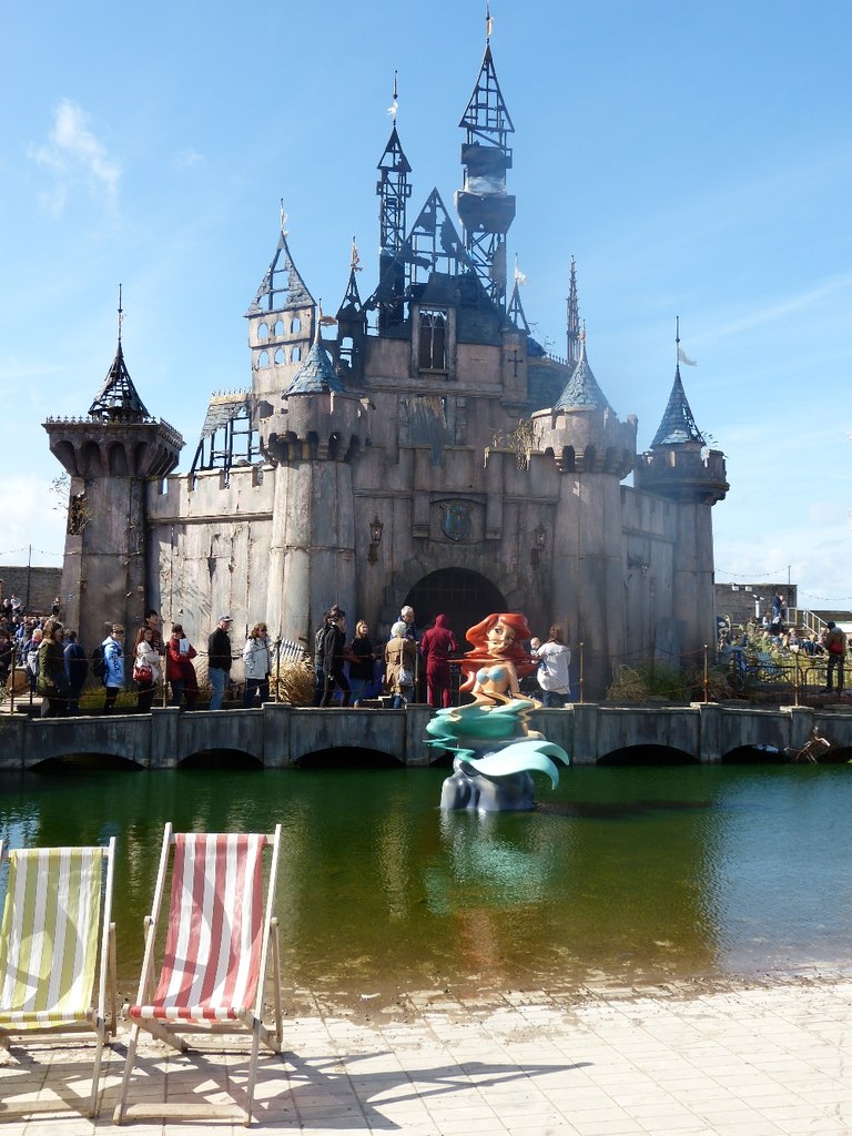 Il castello di Dismaland con la sirena deformata nel laghetto, Weston-super-Mare, 2015.