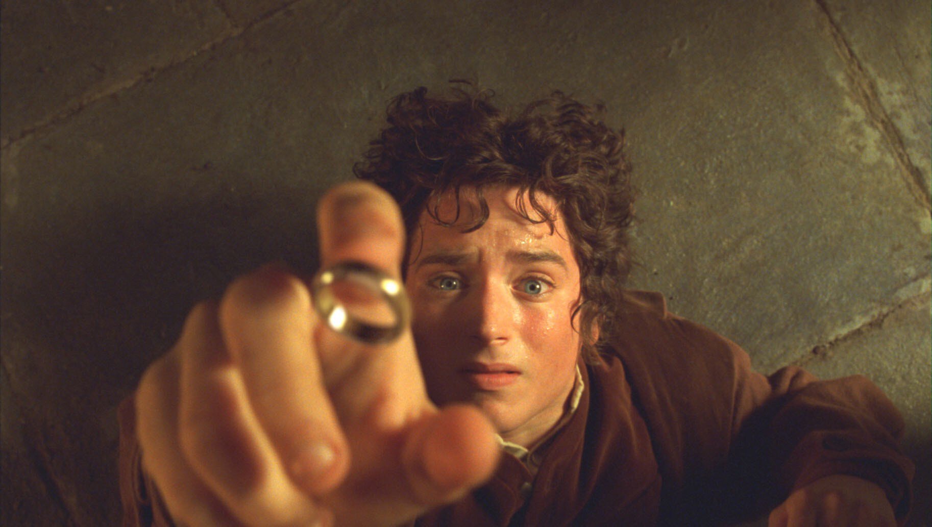 Frodo tende la mano verso l’Unico Anello