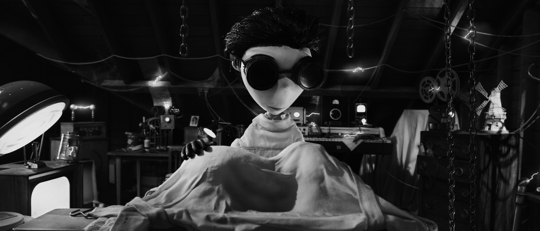 Victor nel laboratorio di Frankenweenie (2012). © Disney.