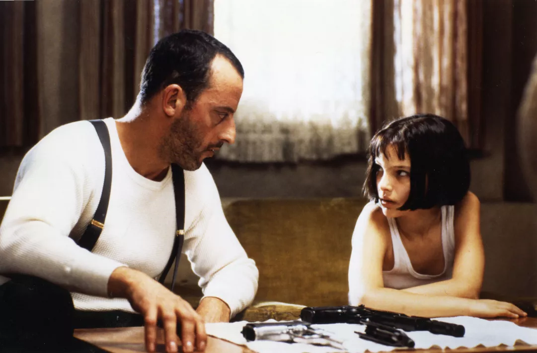 Léon e Mathilda seduti al tavolo, uno di fronte all’altra