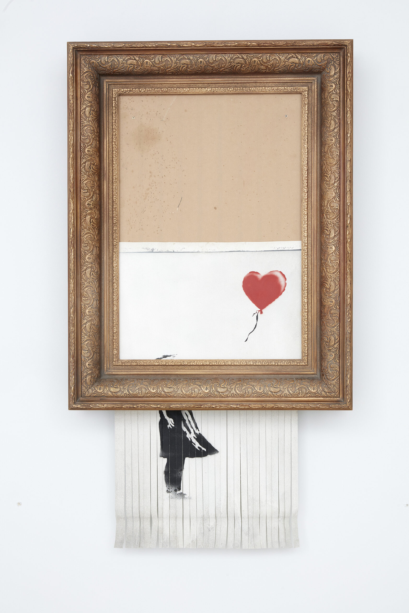 Love is in the Bin, la tela parzialmente tagliata che pende dalla cornice.