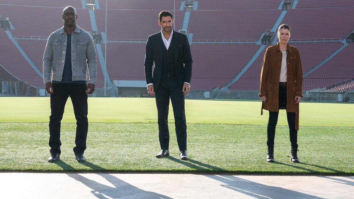 Amenadiel, Lucifer e Chloe insieme sul campo di uno stadio