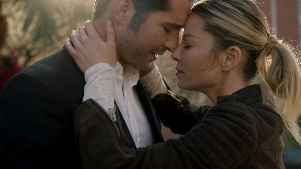 Lucifer e Chloe si abbracciano, in una scena della quinta stagione
