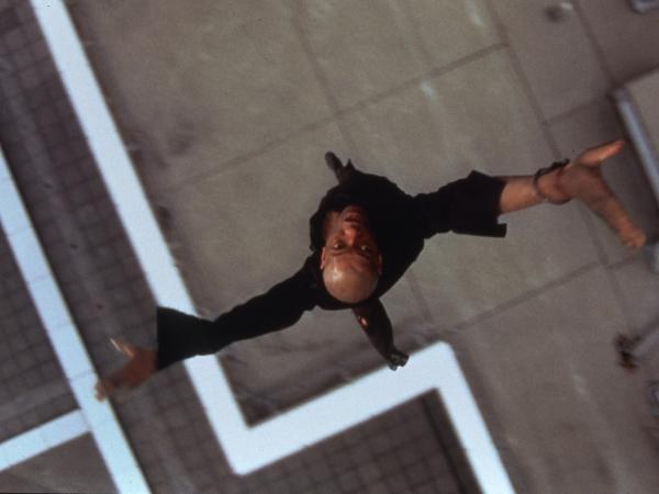 Morpheus salta tra due edifici durante la fuga in The Matrix.