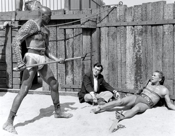 Stanley Kubrick sul set di Spartacus con Woody Strode e Kirk Douglas