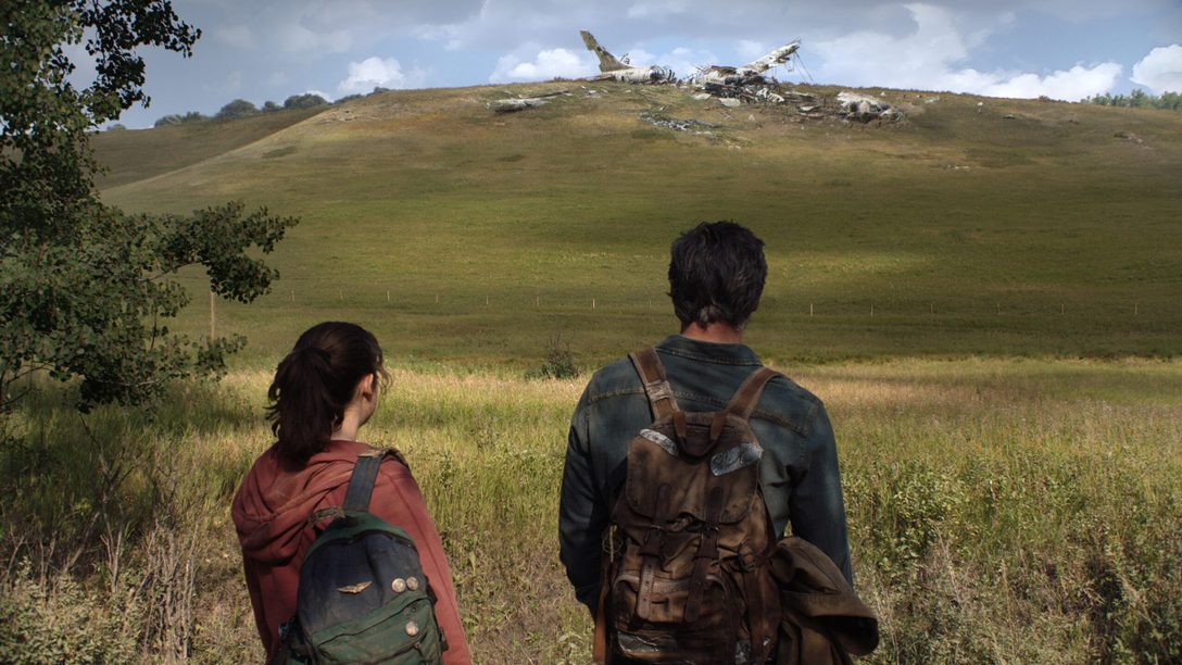 Bella Ramsey e Pedro Pascal nei panni di Ellie e Joel davanti ai resti di un aereo.