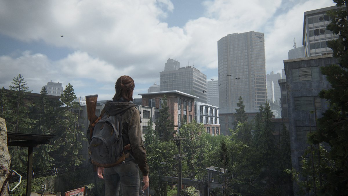 Ellie osserva le rovine di Seattle in The Last of Us Parte II Remastered.