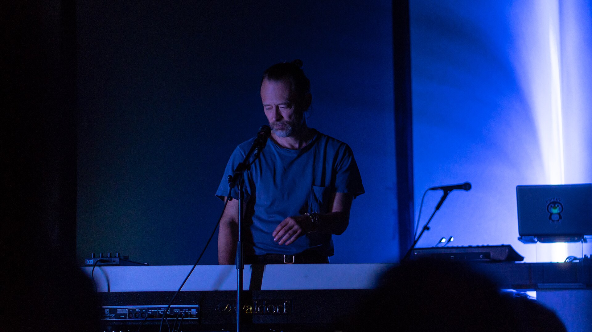 Thom Yorke al microfono dietro una postazione elettronica, Roundhouse di Londra, 8 giugno 2018
