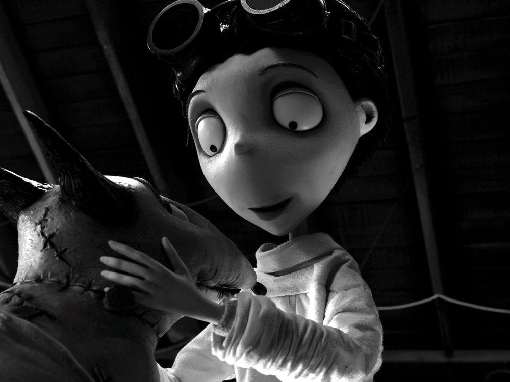 Victor accarezza Sparky in un fotogramma in bianco e nero di Frankenweenie