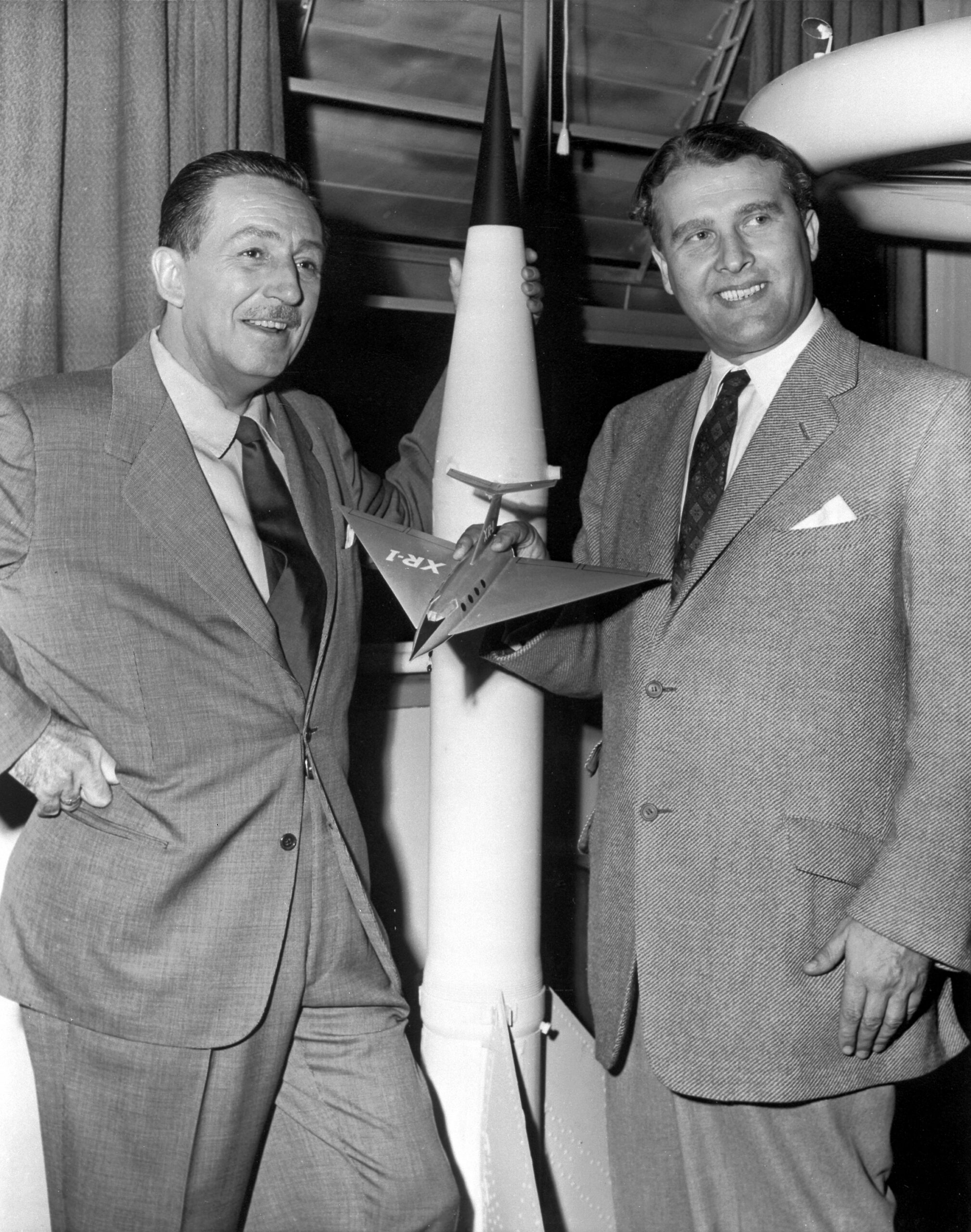 Walt Disney e Wernher von Braun davanti a un modello di razzo