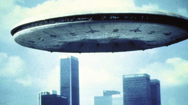 L’arrivo dei Visitatori: una scena originale di V. © Warner Bros. Television, via SciFi-Universe.
