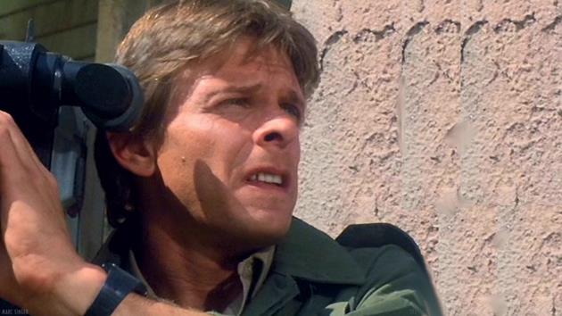 Mike Donovan con la telecamera. © Warner Bros. Television, via SciFi-Universe.