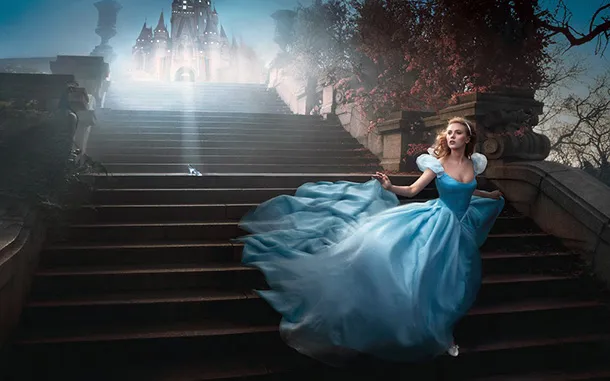 Scarlett Johansson nei panni di Cenerentola, Disney Dream Portraits, 2007. Fotografia: Annie Leibovitz / Disney Parks.