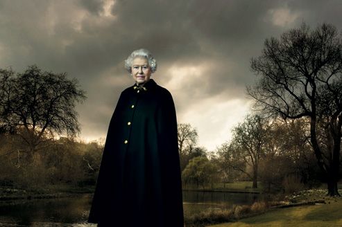 Elisabetta II, Buckingham Palace, 2007. Fotografia di Annie Leibovitz: luce e costruzione pittorica del ritratto.