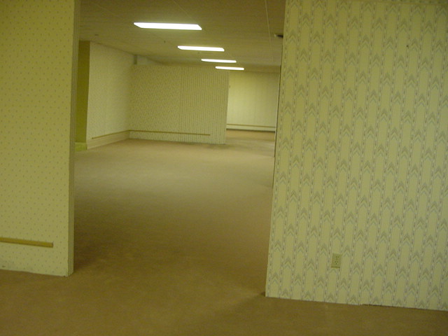 La fotografia originale scattata a Oshkosh nel 2002, all’origine del mito Backrooms.