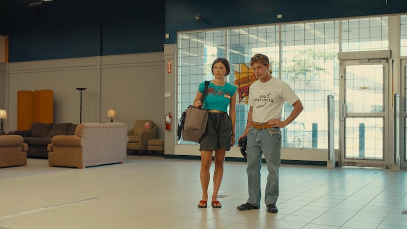 Lo showroom di mobili: una scena del film Backrooms.