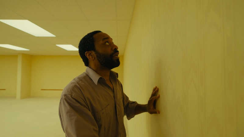 Chiwetel Ejiofor tra le pareti gialle di Backrooms.