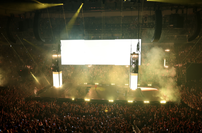 Il palco centrale e il pubblico del Centre Vidéotron di Québec.