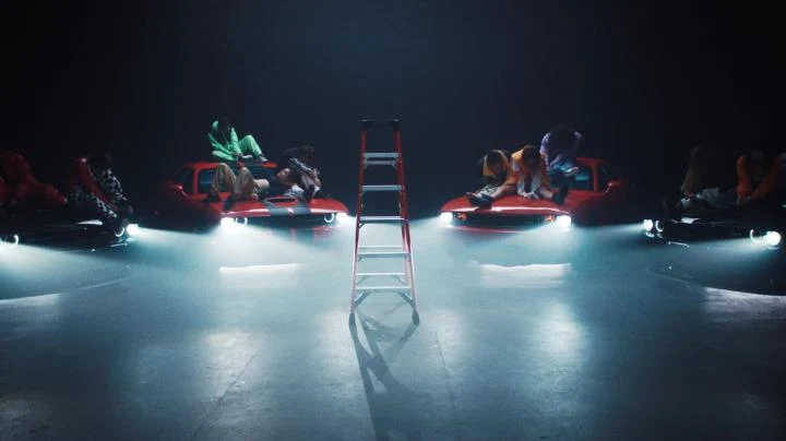 watch — immagine dal videoclip ufficiale.
