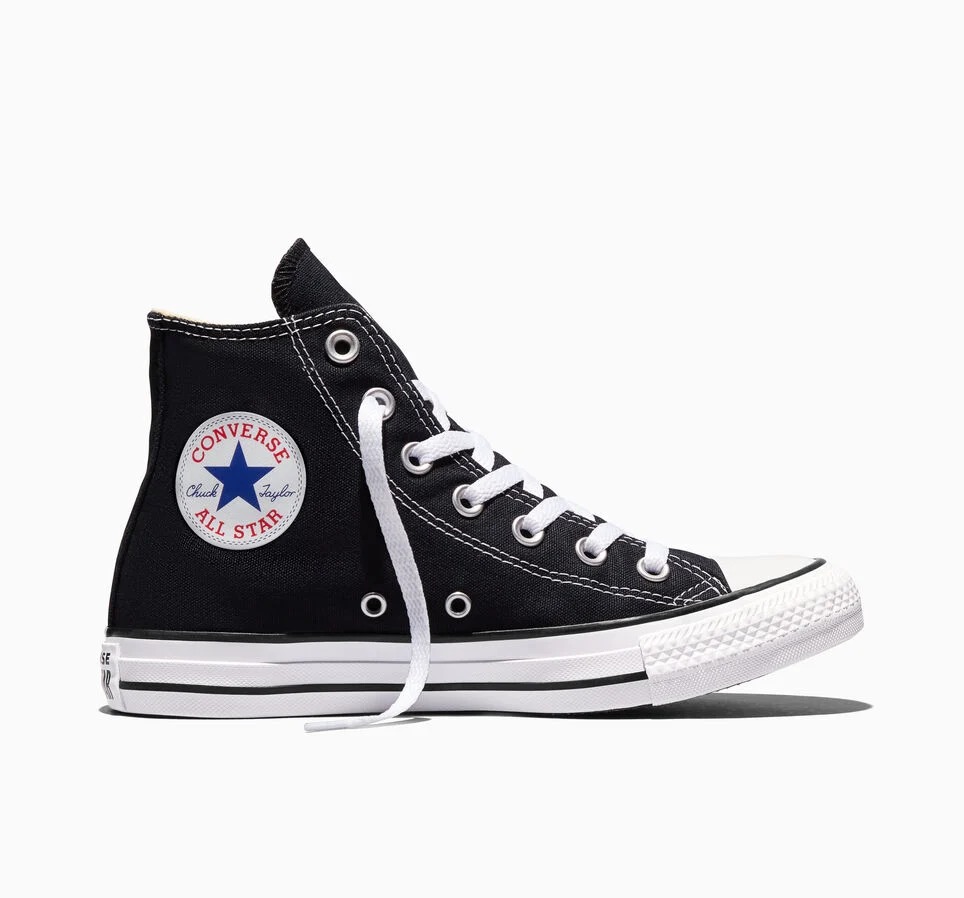 Chuck Taylor All Star alta in tela nera, con puntale bianco e patch circolare.