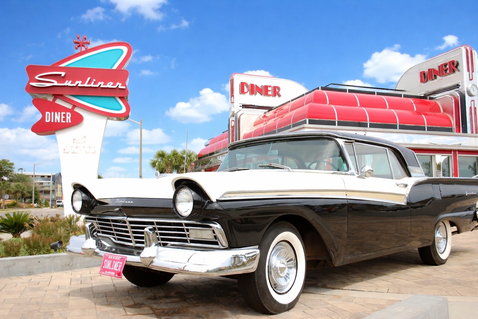 Il Sunliner Diner: un locale contemporaneo che riprende cromature, colori e atmosfera dei diner americani anni Cinquanta. Foto ufficiale Sunliner Diner.