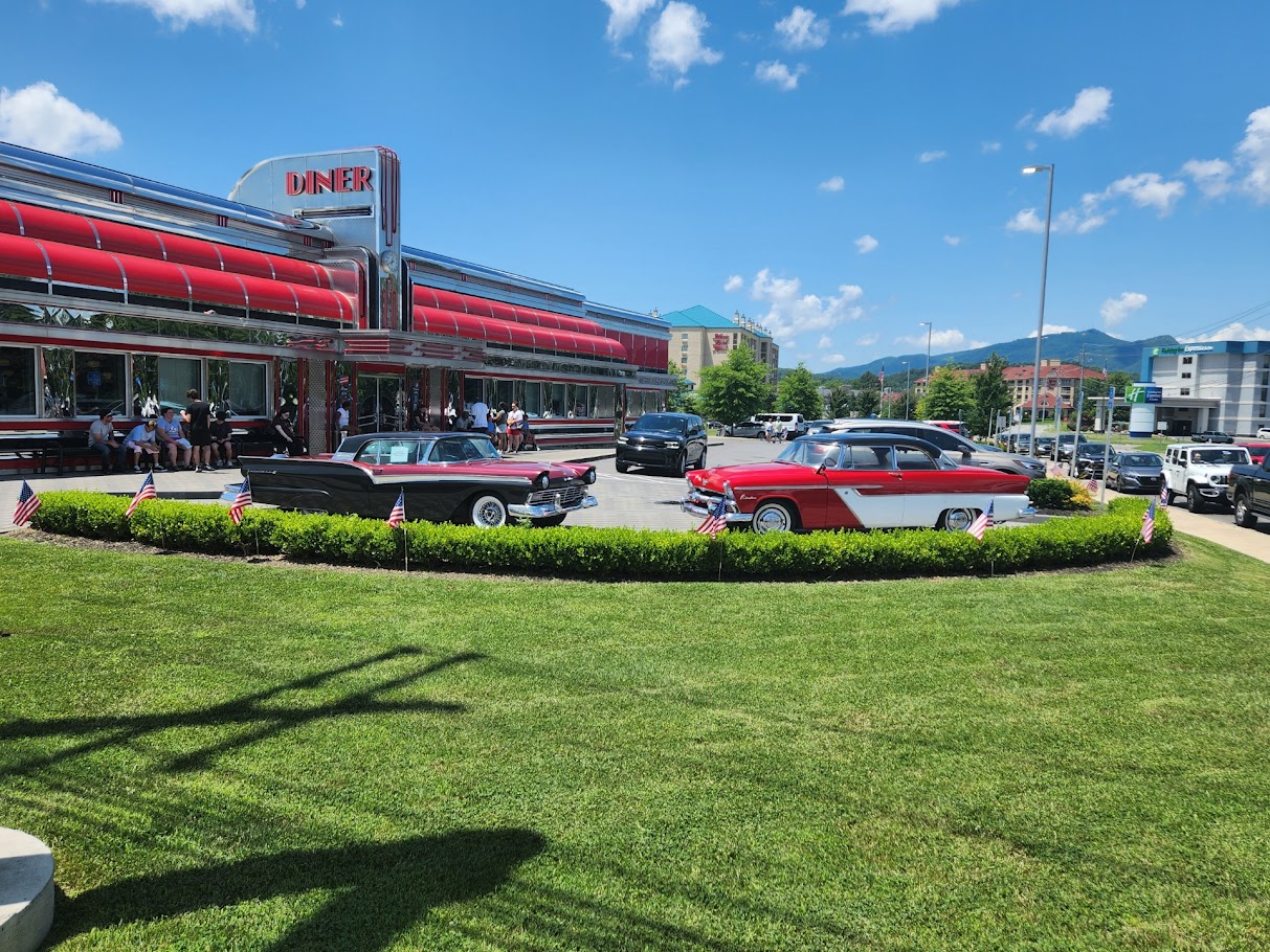 Sunliner Diner a Pigeon Forge, Tennessee: il diner come luogo e immaginario condiviso. Foto ufficiale Sunliner Diner.