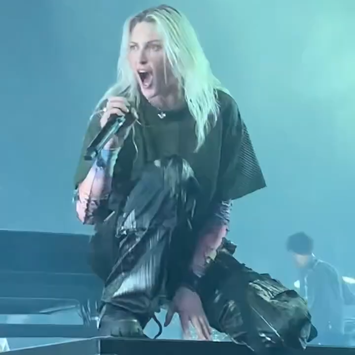 Emily Armstrong canta con i Linkin Park al Kia Forum