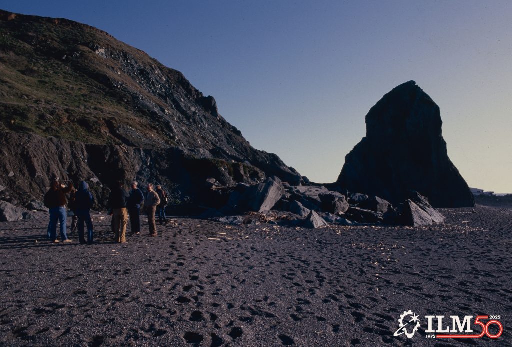 Il gruppo ILM durante un sopralluogo sulla costa dell’Oregon: i luoghi reali prima degli effetti. Fotografia di lavorazione.