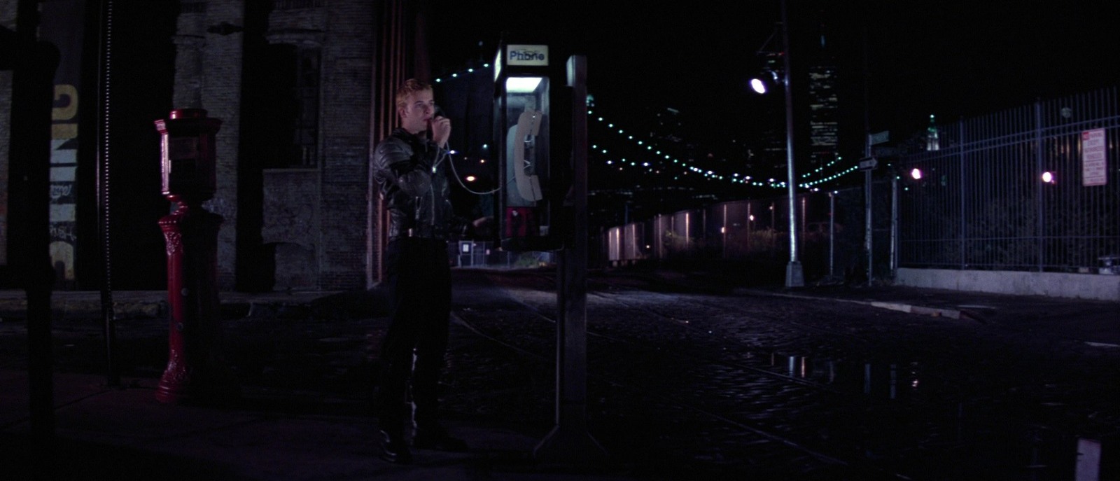 La città di notte: l’atmosfera di Hackers oltre i monitor.
