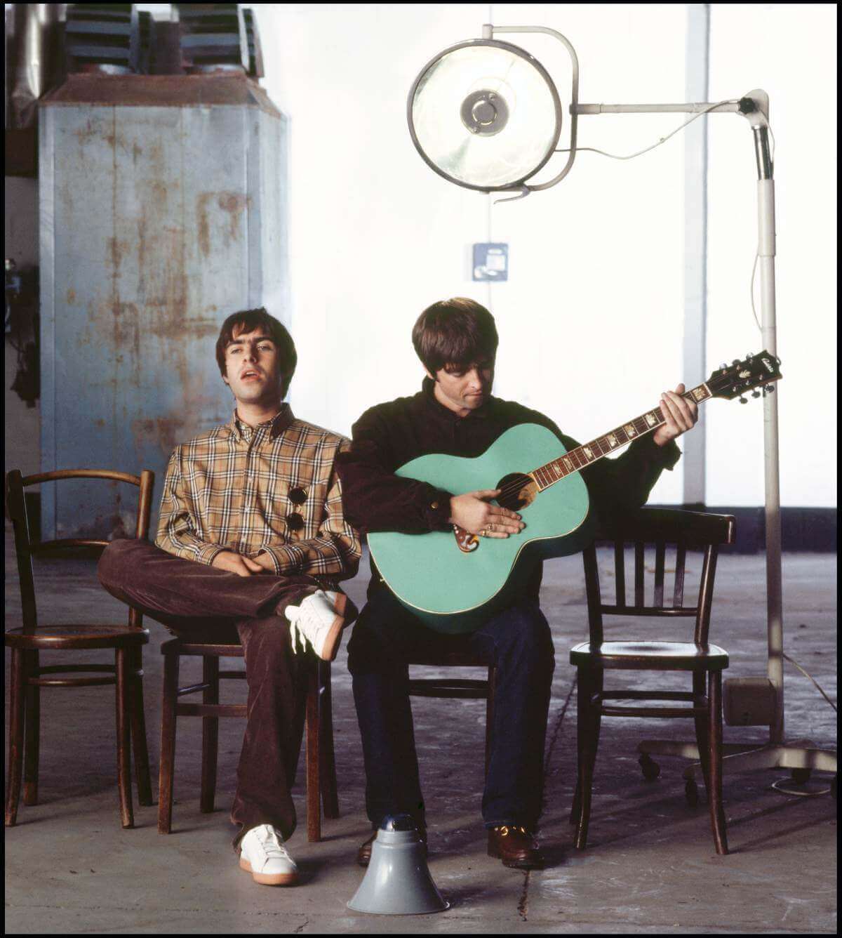 Liam e Noel sul set di Wonderwall. Foto: Jill Furmanovsky. Archivio ufficiale Oasis.