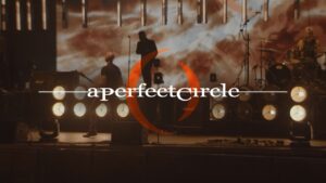 A Perfect Circle sul palco, con il logo della band: miniatura del video Starless collegato da BMG.