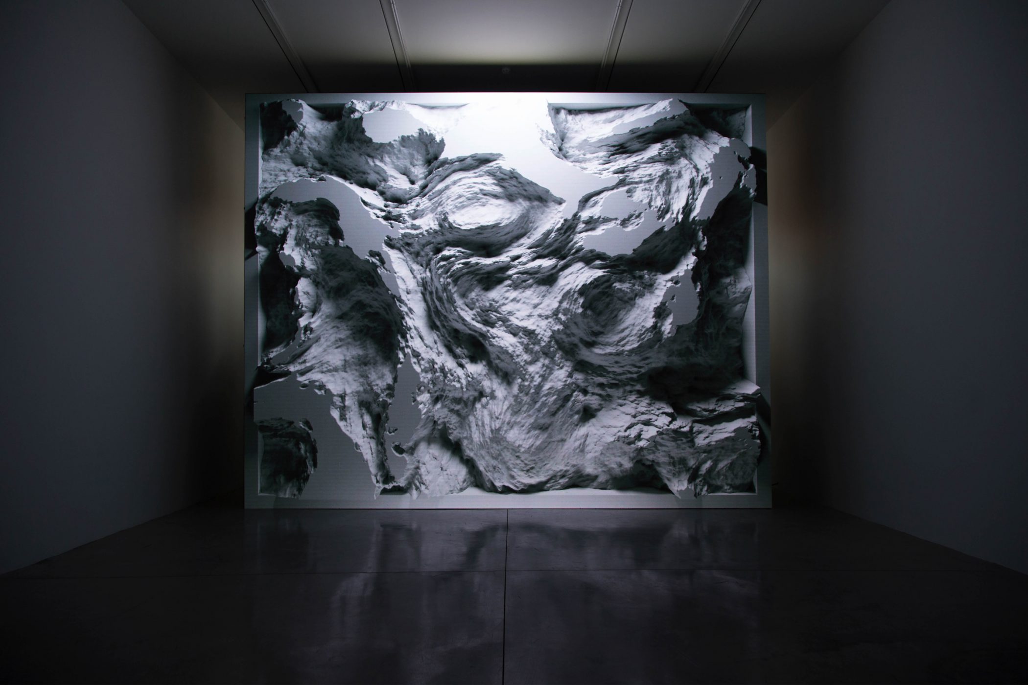 Forme fluide bianche sulla superficie scura di Melting Memories.