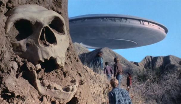 L’astronave sopra la montagna: l’immaginario della miniserie originale. © Warner Bros. Television / NBC, via SYFY.