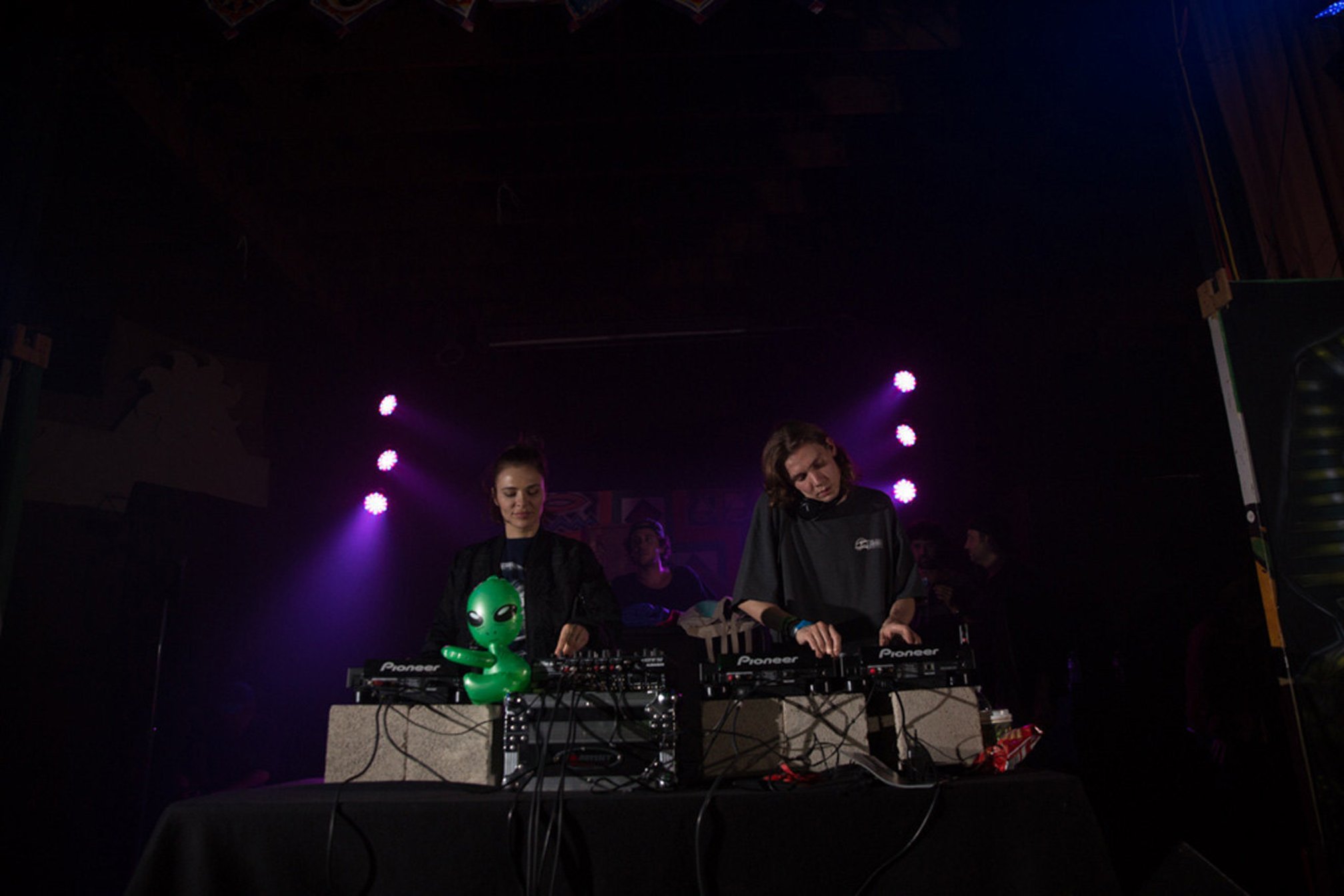 Nina Kraviz e il collettivo alla console: la dimensione condivisa del tour di трип. Fotografia: Galen Oakes / Mixmag.