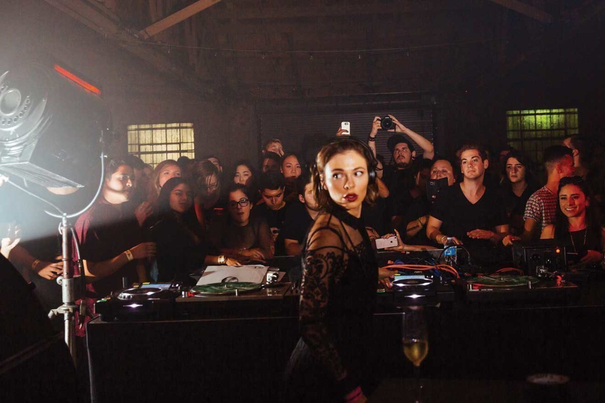 Nina Kraviz alla console durante il tour di трип raccontato da Mixmag nel 2017. Fotografia: Galen Oakes / Mixmag.