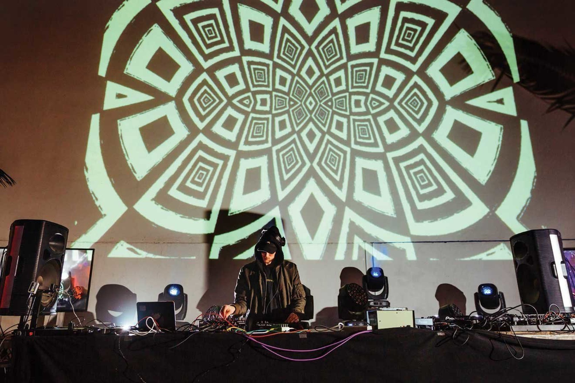 Una performance del collettivo трип, dal reportage del tour nordamericano. Fotografia: Galen Oakes / Mixmag.