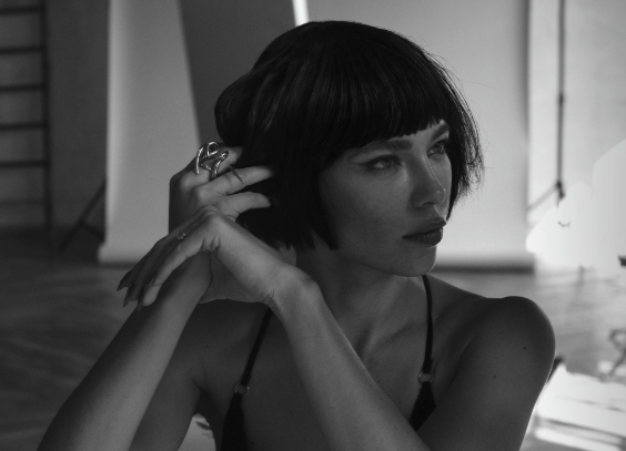 Nina Kraviz: ritratto pubblicato nella pagina ufficiale dell’artista di Time Warp.