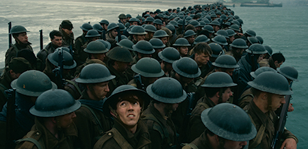 Dunkirk (2017): i soldati in attesa dell’evacuazione. © Warner Bros., via Directors Guild of America.