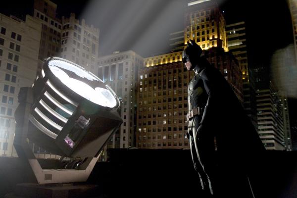 Batman Begins (2005): il simbolo di Gotham prende forma. © Warner Bros. / DC, via BFI.