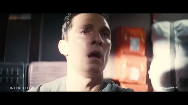 Cooper davanti ai messaggi dei figli in Interstellar (2014). Fotogramma: © Paramount Pictures / Warner Bros.; fonte The Part Where.