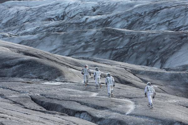 Interstellar (2014): l’esplorazione di un mondo lontano. © Paramount Pictures / Warner Bros., via BFI.