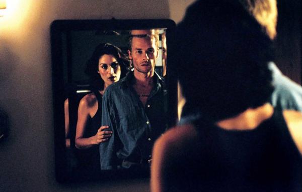Guy Pearce e Carrie-Anne Moss in Memento (2000). Fotogramma del film, via BFI.
