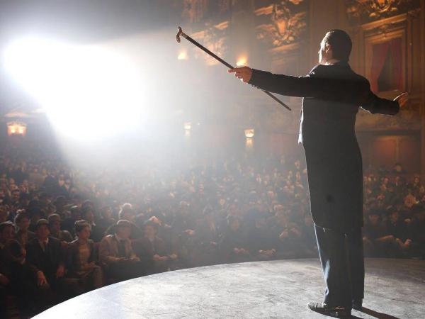 The Prestige (2006): il palcoscenico, l’illusione e l’ossessione. Fotogramma del film, via BFI.